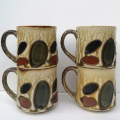 Lot de 4 mugs vintages en céramique