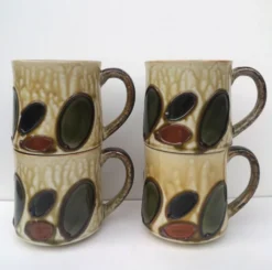 Lot de 4 mugs vintages en céramique