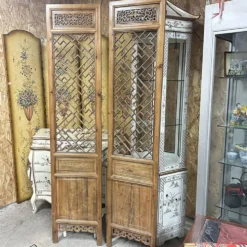 Lot de 2 panneaux vietnamiens à lattis géométrique.