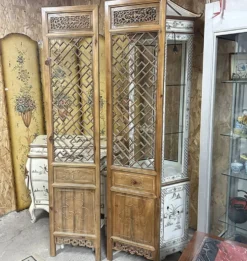 Lot de 2 panneaux vietnamiens à lattis géométrique.