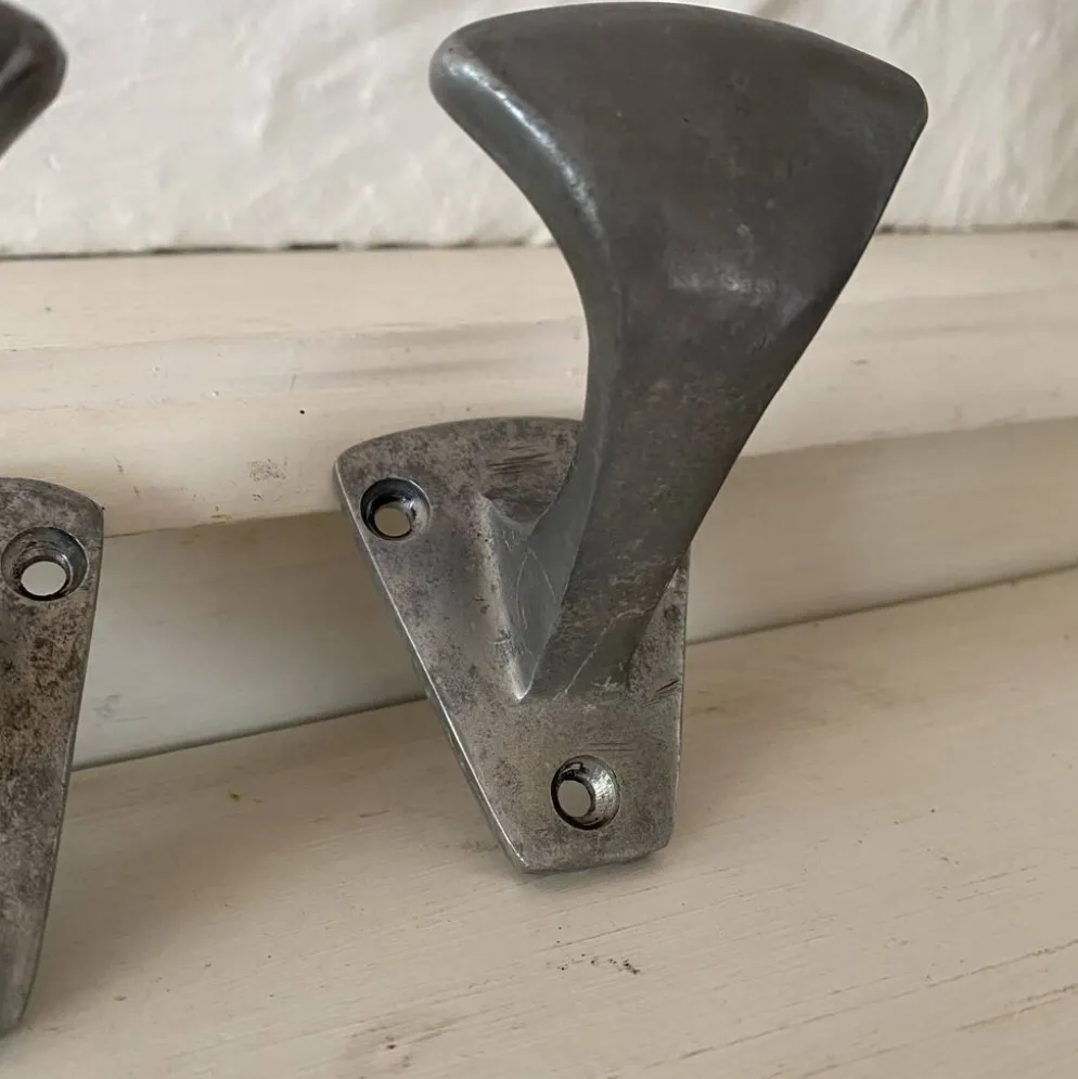 Lot de 3 patères anciennes en acier provenance école
