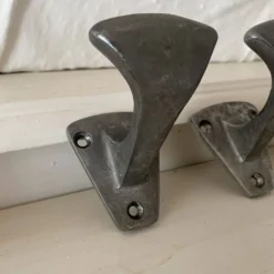 Lot de 3 patères anciennes en acier provenance école