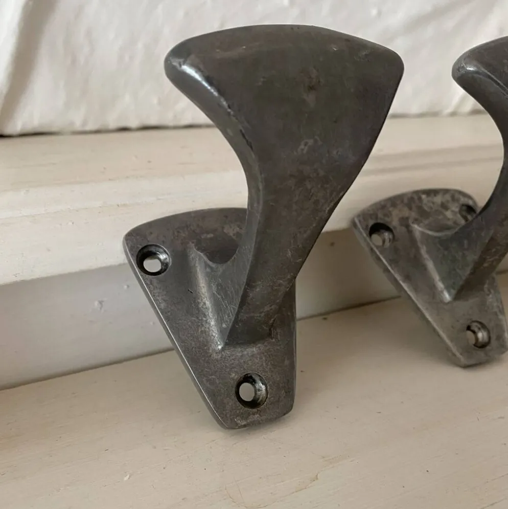 Lot de 3 patères anciennes en acier provenance école