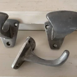 Lot de 3 patères anciennes en acier provenance école