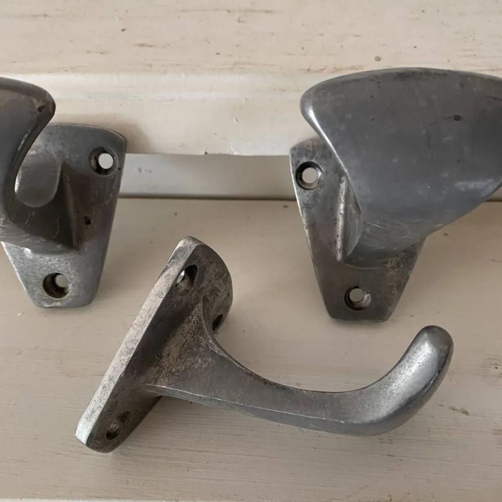 Lot de 3 patères anciennes en acier provenance école
