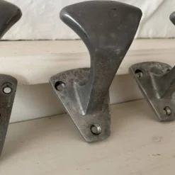 Lot de 3 patères anciennes en acier provenance école