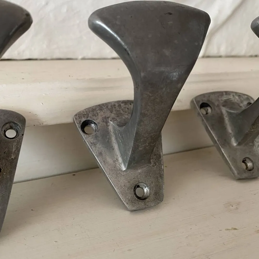 Lot de 3 patères anciennes en acier provenance école