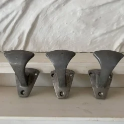 Lot de 3 patères anciennes en acier provenance école