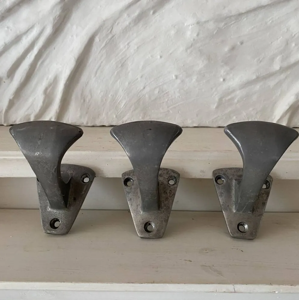 Lot de 3 patères anciennes en acier provenance école