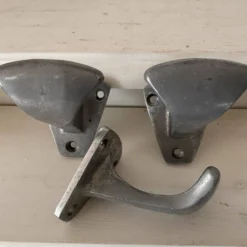 Lot de 3 patères anciennes en acier provenance école