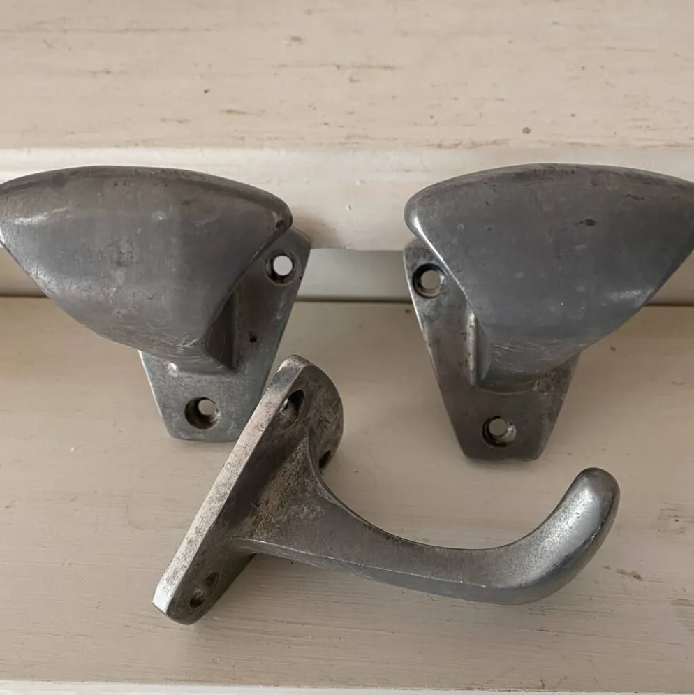 Lot de 3 patères anciennes en acier provenance école