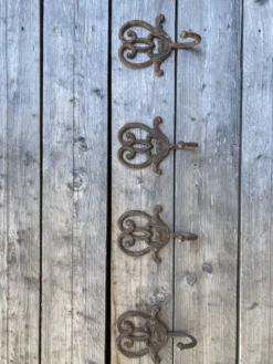 Lot de 4 patères anciennes en fer forgé