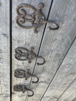 Lot de 4 patères anciennes en fer forgé