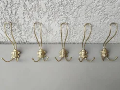 lot de 5 patères anciennes en metal dorè a tetes d homme