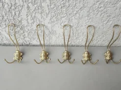 lot de 5 patères anciennes en metal dorè a tetes d homme