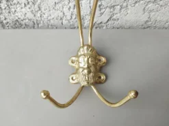 lot de 5 patères anciennes en metal dorè a tetes d homme