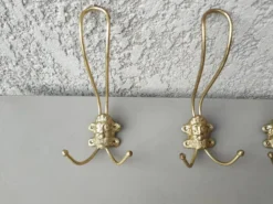 lot de 5 patères anciennes en metal dorè a tetes d homme
