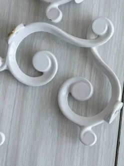 Lot de 4 patères en métal laqué blanc