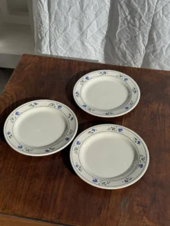 Lot de 3 petites assiettes à dessert frise de fleurs bleues pas de marque