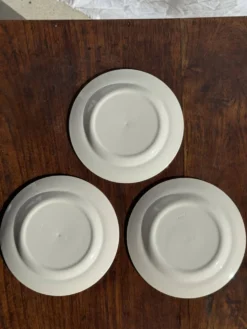 Lot de 3 petites assiettes à dessert frise de fleurs bleues pas de marque
