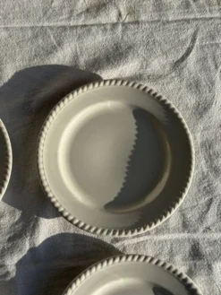Lot de 4 petites assiettes à dessert en faïence blanches D20