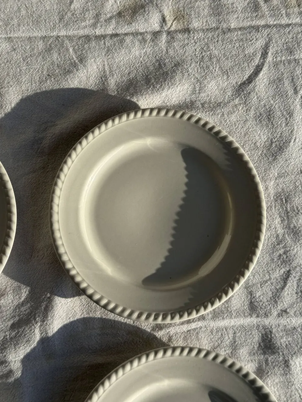Lot de 4 petites assiettes à dessert en faïence blanches D20