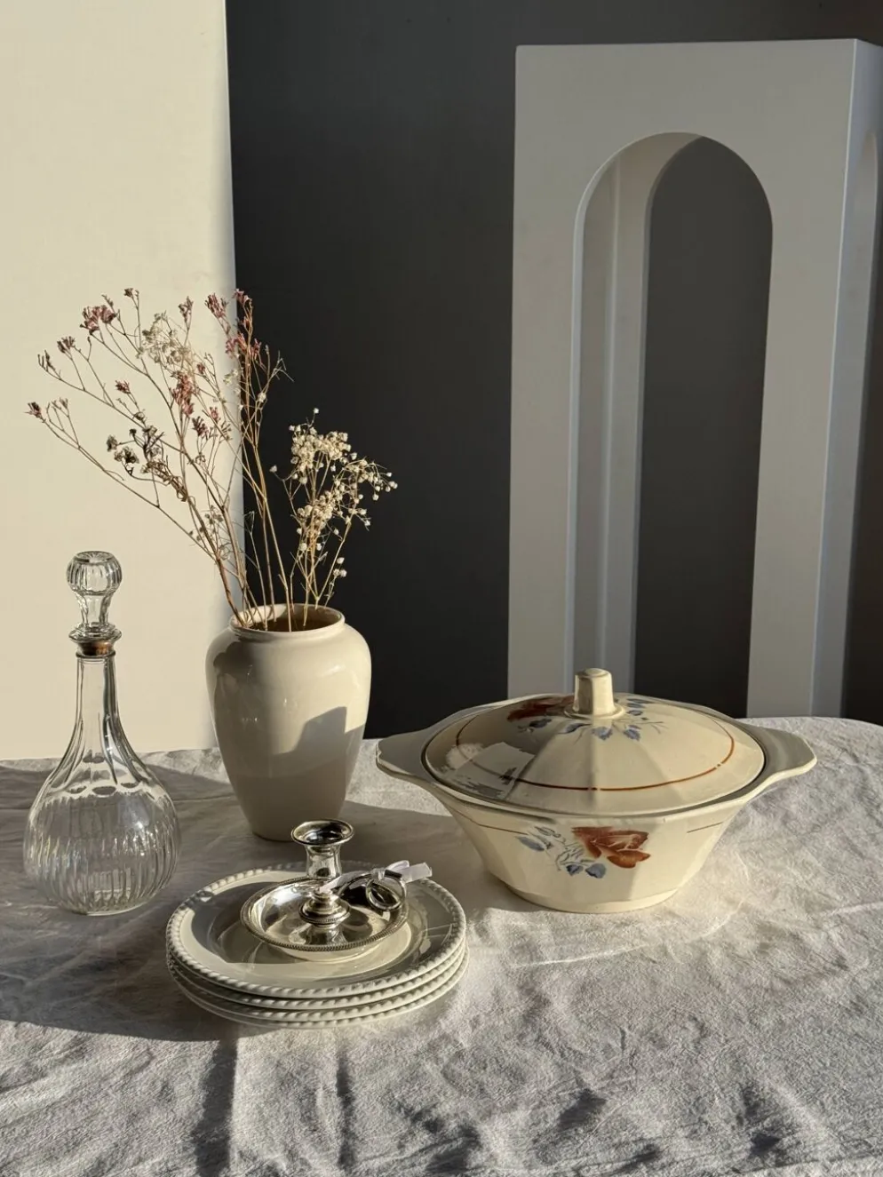 Lot de 4 petites assiettes à dessert en faïence blanches D20
