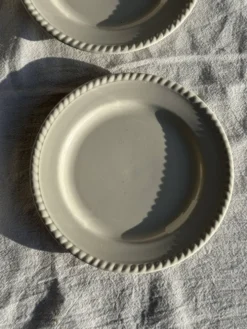 Lot de 4 petites assiettes à dessert en faïence blanches D20