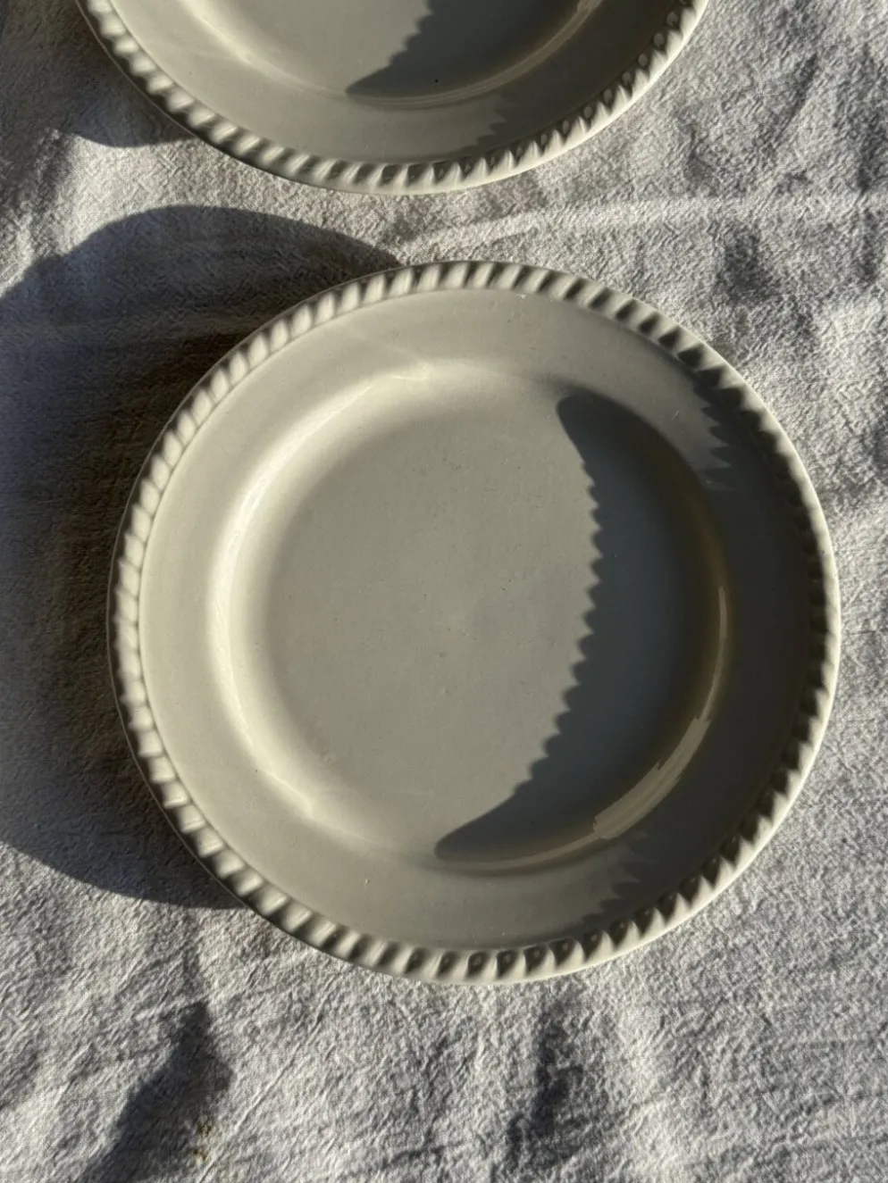 Lot de 4 petites assiettes à dessert en faïence blanches D20