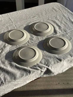 Lot de 4 petites assiettes à dessert en faïence blanches D20
