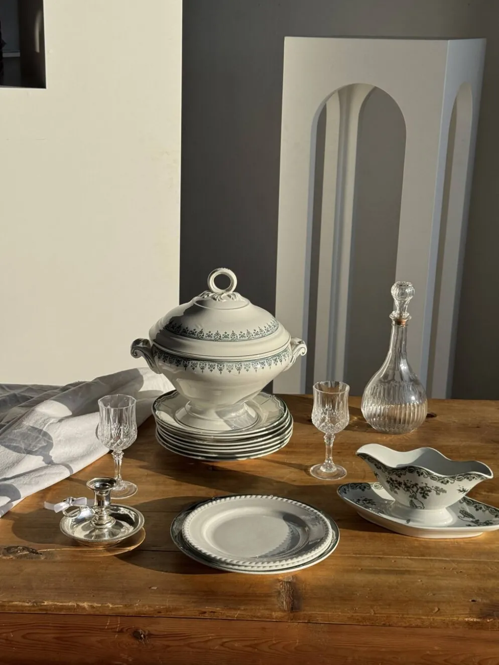 Lot de 4 petites assiettes à dessert en faïence blanches D20