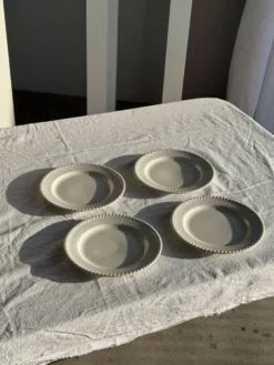 Lot de 4 petites assiettes à dessert en faïence blanches D20
