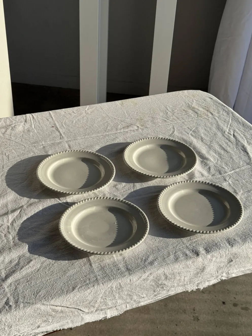 Lot de 4 petites assiettes à dessert en faïence blanches D20