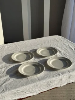Lot de 4 petites assiettes à dessert en faïence blanches D20