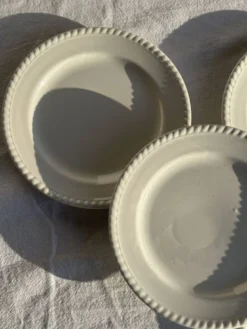 Lot de 4 petites assiettes à dessert en faïence blanches D20