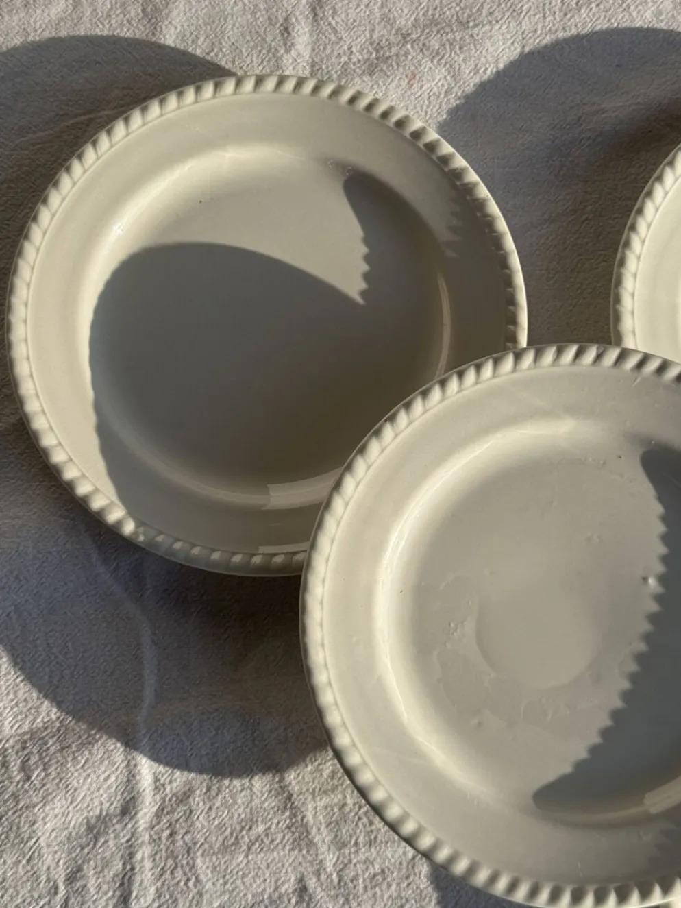 Lot de 4 petites assiettes à dessert en faïence blanches D20