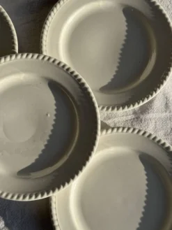 Lot de 4 petites assiettes à dessert en faïence blanches D20
