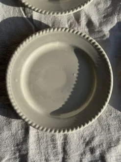 Lot de 4 petites assiettes à dessert en faïence blanches D20
