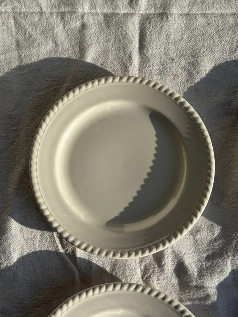 Lot de 4 petites assiettes à dessert en faïence blanches D20