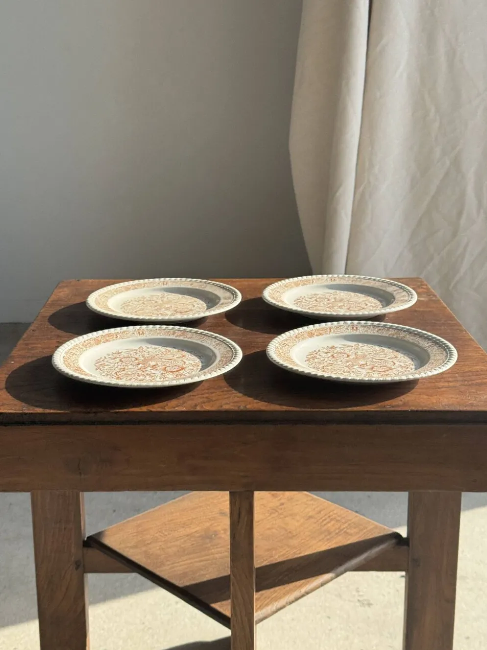Lot de 4 petites assiettes à dessert à motif de fleurs stylisées vintage