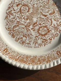 Lot de 4 petites assiettes à dessert à motif de fleurs stylisées vintage