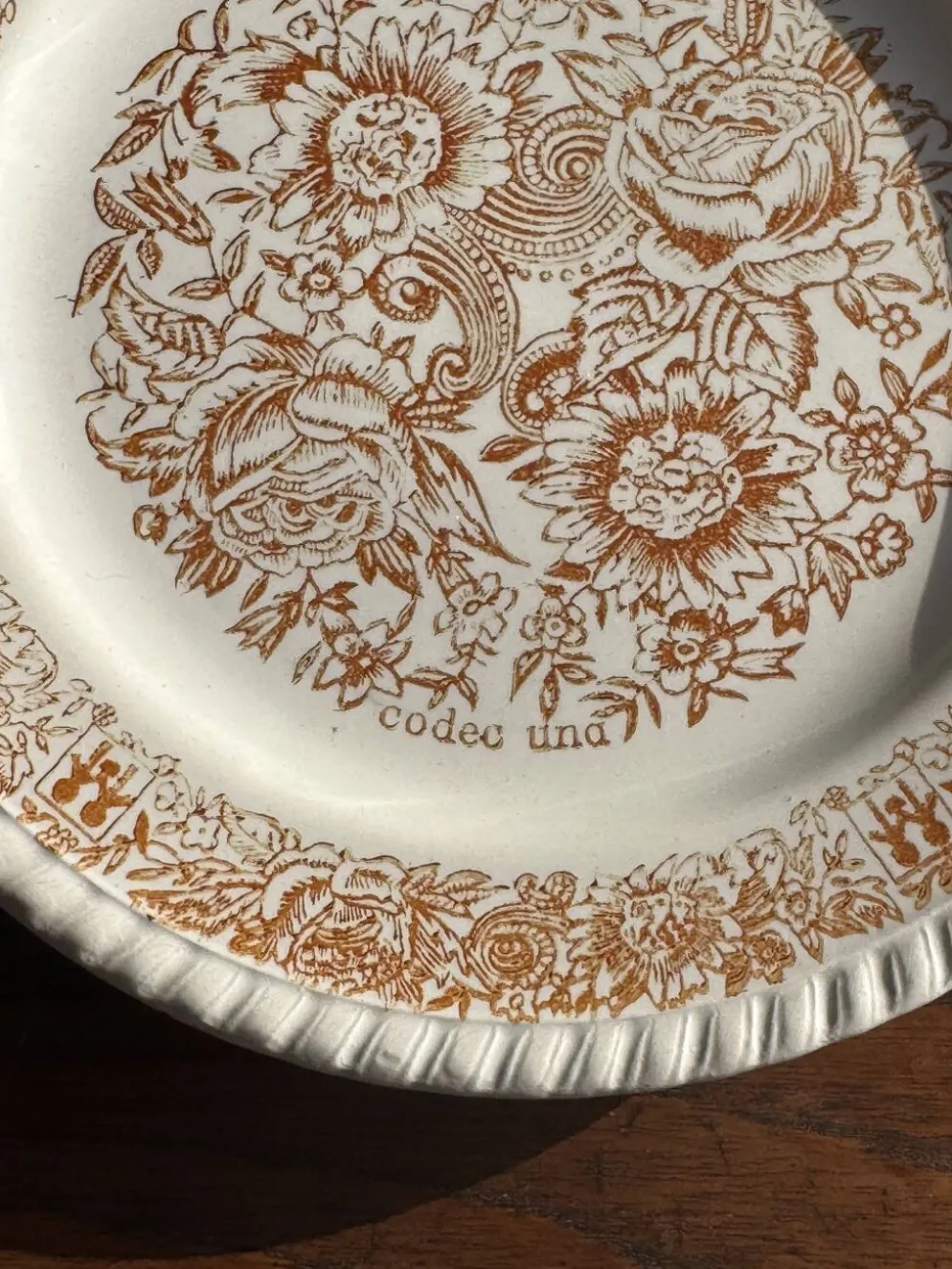 Lot de 4 petites assiettes à dessert à motif de fleurs stylisées vintage