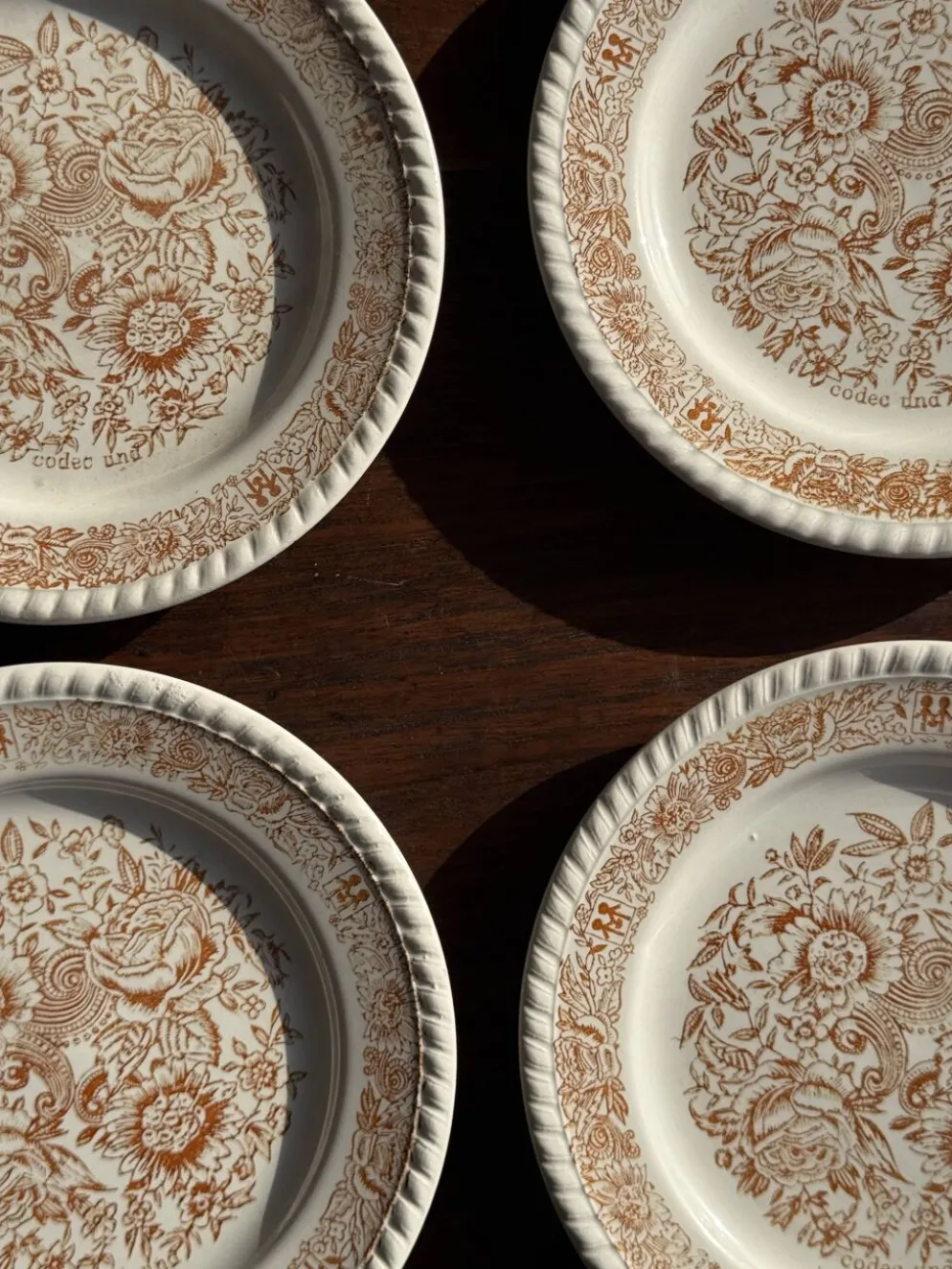 Lot de 4 petites assiettes à dessert à motif de fleurs stylisées vintage