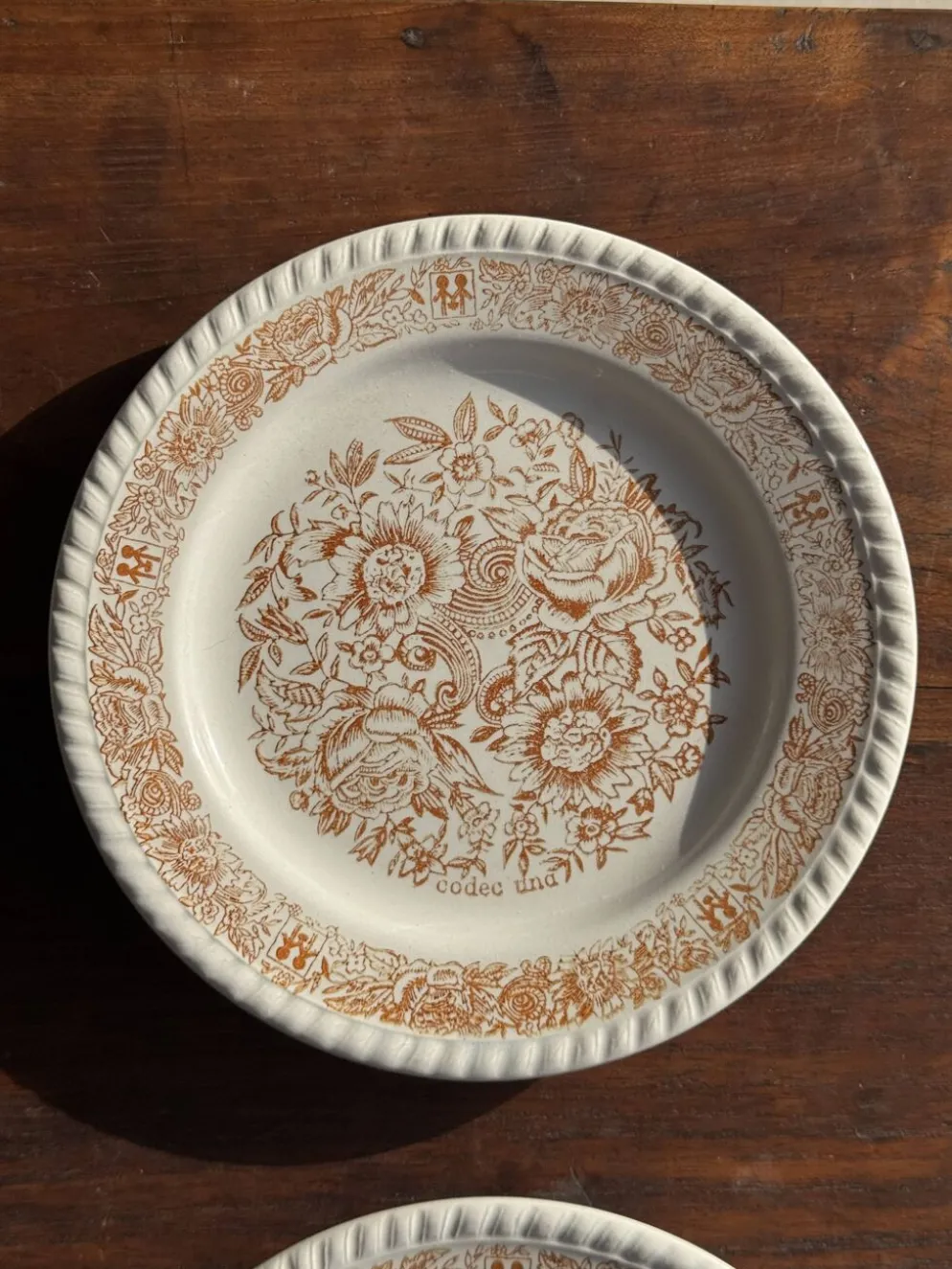 Lot de 4 petites assiettes à dessert à motif de fleurs stylisées vintage