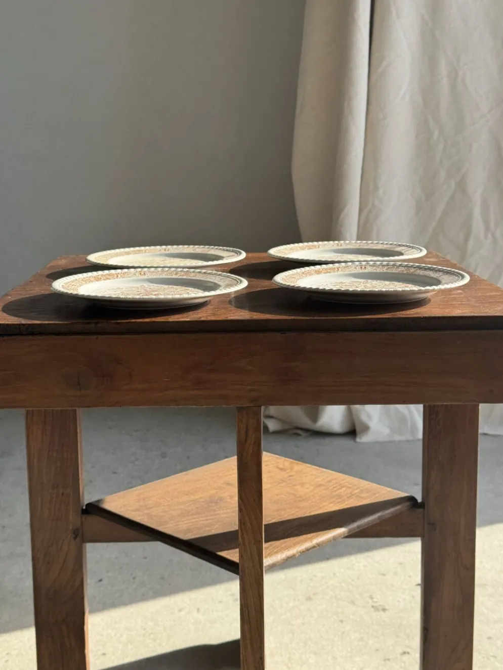 Lot de 4 petites assiettes à dessert à motif de fleurs stylisées vintage