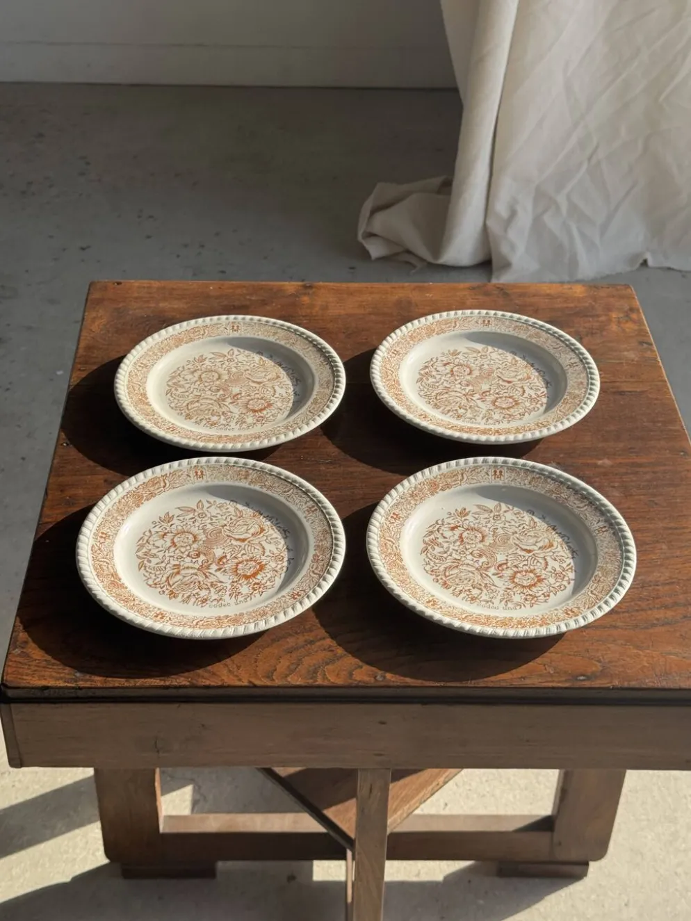 Lot de 4 petites assiettes à dessert à motif de fleurs stylisées vintage