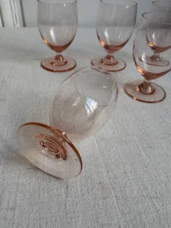 Lot de 5 petits verres à pied rose en cristal