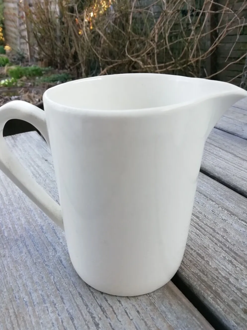 Lot de pichets blancs en porcelaine