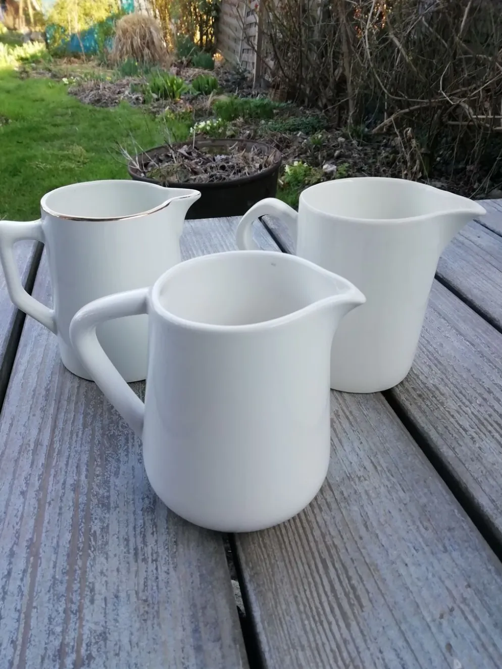Lot de pichets blancs en porcelaine