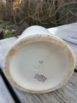 Lot de pichets blancs en porcelaine